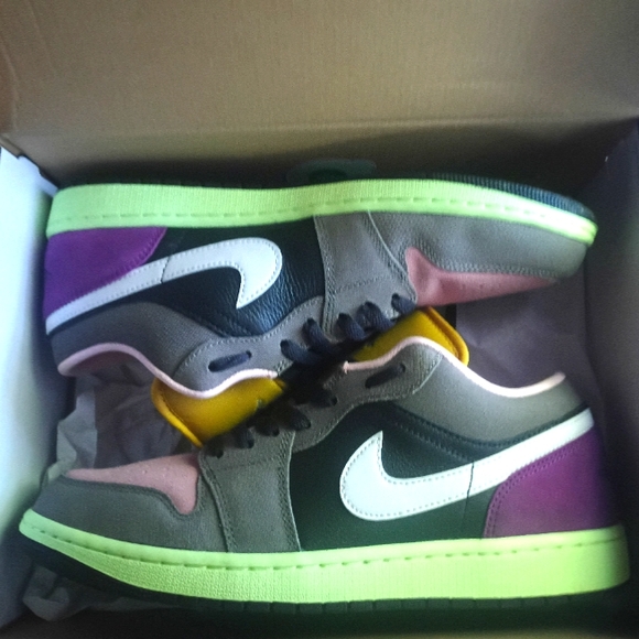 Jordan 1 Low SE - Picture 1 of 9